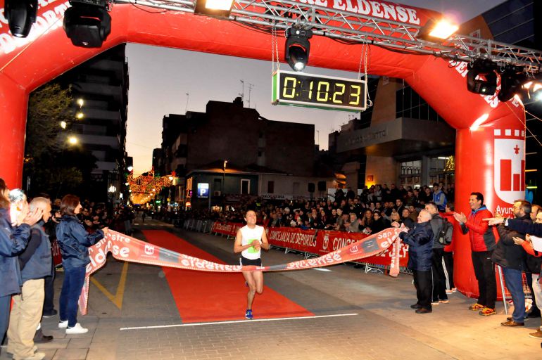 Razyn Abdelali cruzando la meta Razyn Abdelali cruzando la meta