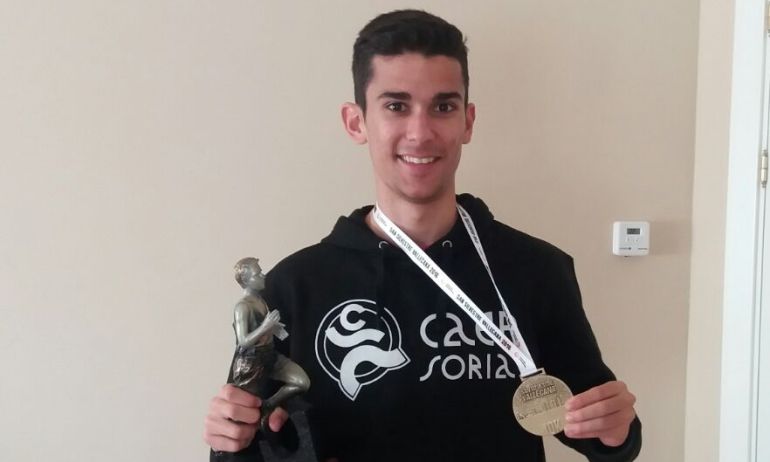 David Bascuñana con el trofeo y la medalla del 1º puesto de la San Silvestre David Bascuñana con el trofeo y la medalla del 1º puesto de la San Silvestre