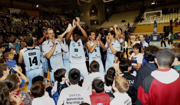 Los jugadores del Breogán saludando a la afición del Pazo Los jugadores del Breogán saludando a la afición del Pazo