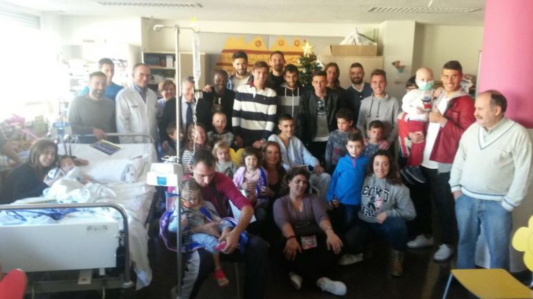 Los jugadores del Hércules CF junto a los niños ingresado en el Hospital Los jugadores del Hércules CF junto a los niños ingresado en el Hospital