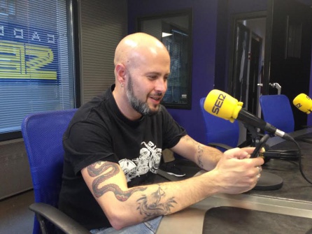 Karlos Abril en Radio León, sin guitarra Karlos Abril en Radio León, sin guitarra