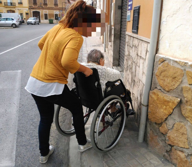 Imagen que muestra las limitaciones en las aceras de Massarrojos Imagen que muestra las limitaciones en las aceras de Massarrojos