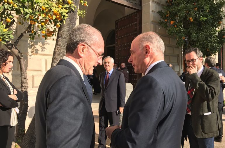 El alcalde, Francisco de la Torre, conversa con el nieto de Picasso, Bernard, durante la inauguración del Museo de la Aduana El alcalde, Francisco de la Torre, conversa con el nieto de Picasso, Bernard, durante la inauguración del Museo de la Aduana
