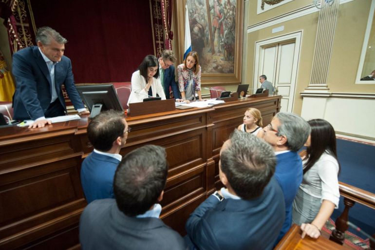 Los portavoces charlan con la presidenta del Parlamento, Carolina Darias. Los portavoces charlan con la presidenta del Parlamento, Carolina Darias.