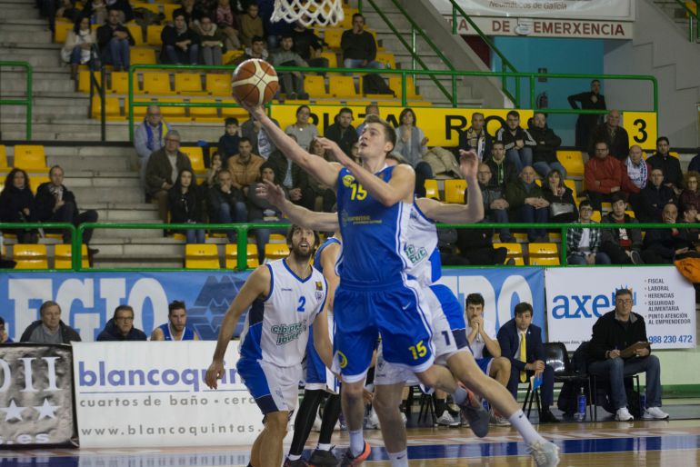 Un acción de un jugador del COB en el Pazo, en la canasta del equipo del Prat, donde el COB perdió por 74 a 79 Un acción de un jugador del COB en el Pazo, en la canasta del equipo del Prat, donde el COB perdió por 74 a 79