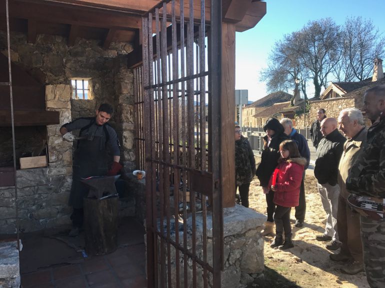 Imagen de la inauguración de los trabajos de recuperación de la vieja fragua de Sotosalbos. Imagen de la inauguración de los trabajos de recuperación de la vieja fragua de Sotosalbos.