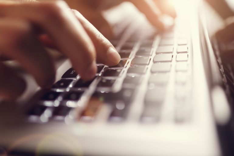 Detenido un hombre por abuso sexual y corrupción de menores en Sevilla a través de internet: Detenido un 'groomer' en Sevilla que acosaba a menores a través de internet Detenido un hombre por abuso sexual y corrupción de menores en Sevilla a través de internet: Detenido un 'groomer' en Sevilla que acosaba a menores a través de internet
