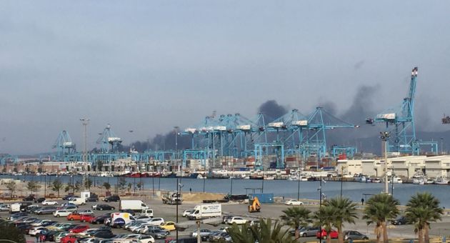 La columna de humo se podía ver en todo el arco de la Bahía de Algeciras. La columna de humo se podía ver en todo el arco de la Bahía de Algeciras.