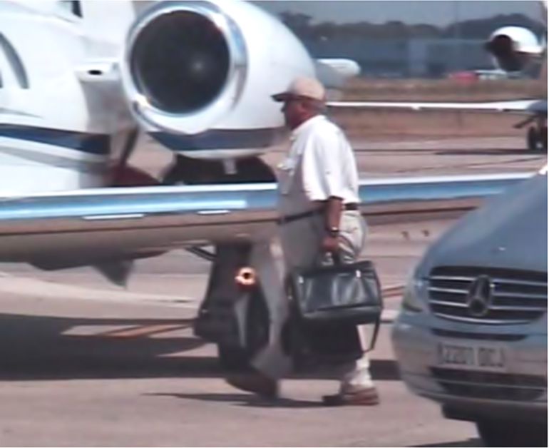 José Luis Díaz Alperi subiendo al avión con destino a Creta José Luis Díaz Alperi subiendo al avión con destino a Creta
