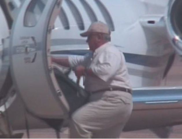 Luis Díaz Alperi sube al avión que le trasladó a Creta Luis Díaz Alperi sube al avión que le trasladó a Creta