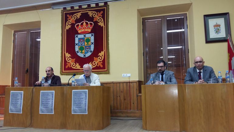 Los miembros del jurado del XIV Premio Internacional de Poesía Jaime Gil de Biedma y Alba reunidos el pasado 8 de enero en el Ayuntamiento para elegir el poema ganador Los miembros del jurado del XIV Premio Internacional de Poesía Jaime Gil de Biedma y Alba reunidos el pasado 8 de enero en el Ayuntamiento para elegir el poema ganador