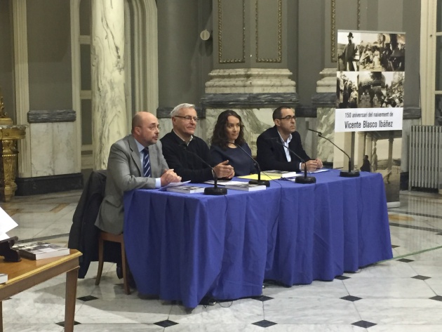 El alcalde de Valencia, Joan Ribó, la concejal de Cultura, Glòria Tello, el presidente de la Fundación Centro de Estudios Blasco Ibáñez, Ignacio Soler, y el coordinador de la obra y responsable de su revisión, Emilio Sales El alcalde de Valencia, Joan Ribó, la concejal de Cultura, Glòria Tello, el presidente de la Fundación Centro de Estudios Blasco Ibáñez, Ignacio Soler, y el coordinador de la obra y responsable de su revisión, Emilio Sales
