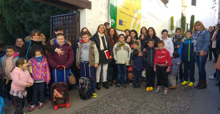 La concejala del PSOE de Jaén, María Isabel Lorite, con alumnos y padres del colegio San Andrés de Jaén. La concejala del PSOE de Jaén, María Isabel Lorite, con alumnos y padres del colegio San Andrés de Jaén.