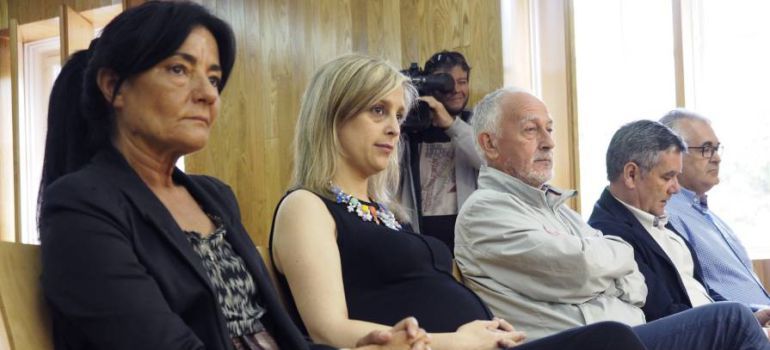 María Loureiro, segunda por la izquierda, se volverá a sentar en el banquillo del juzgado por la licencia de ampliación de la fábrica de Vestas en Viveiro María Loureiro, segunda por la izquierda, se volverá a sentar en el banquillo del juzgado por la licencia de ampliación de la fábrica de Vestas en Viveiro