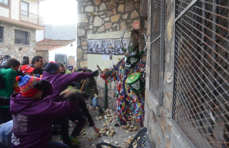 Jarramplas recibiendo la lluvia de nabos durante la celebración de la fiesta de 2016 Jarramplas recibiendo la lluvia de nabos durante la celebración de la fiesta de 2016