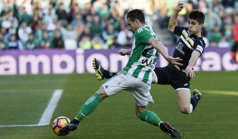 Bustinza (d) intenta cortar el balón ante el avance del delantero del Betis Rubén Castro (i) durante el último partido de LaLiga Bustinza (d) intenta cortar el balón ante el avance del delantero del Betis Rubén Castro (i) durante el último partido de LaLiga