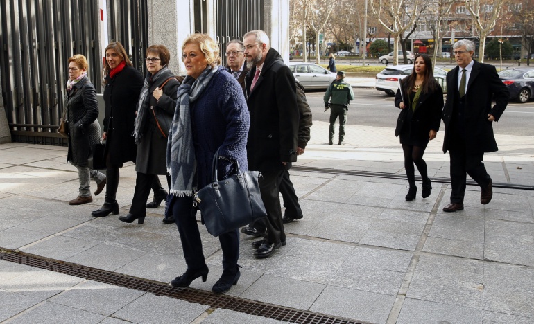 Representantes de los familiares de las víctimas del accidente del Yak-42, a su entrada al ministerio de Defensa. Kiko Huesca (EFE) Representantes de los familiares de las víctimas del accidente del Yak-42, a su entrada al ministerio de Defensa. Kiko Huesca (EFE)