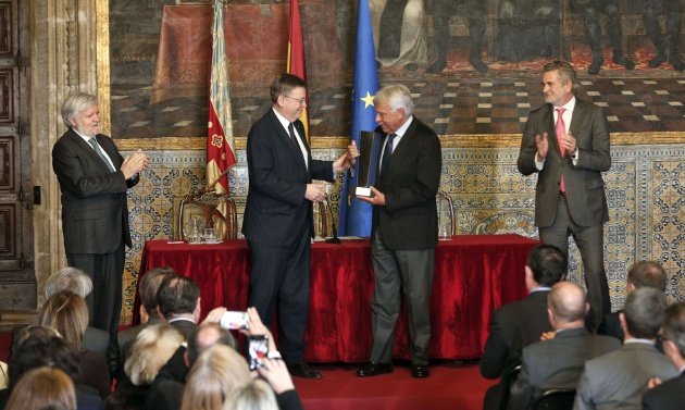 El ex presidente del Gobierno, Felipe González, recibe de manos del president de la Generalitat, Ximo Puig, el XXV Premio convivencia Profesor Manuel Broseta. El ex presidente del Gobierno, Felipe González, recibe de manos del president de la Generalitat, Ximo Puig, el XXV Premio convivencia Profesor Manuel Broseta.