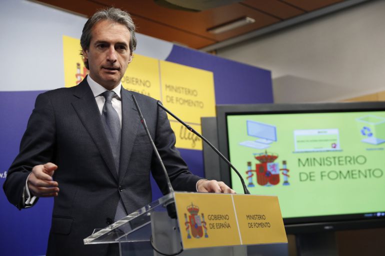 El ministro de Fomento, Íñigo de la Serna, durante una comparecencia pública
