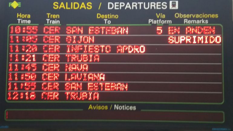 Panel informativo de trenes de FEVE en la estación de Oviedo este lunes,  que refleja la cancelación del tren entre Oviedo y Gijón.