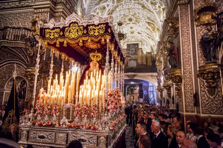 La Virgen de la Consolación en el interior de la Basilíca de la Virgen de las Angustias durante su salida extraordinaria La Virgen de la Consolación en el interior de la Basilíca de la Virgen de las Angustias durante su salida extraordinaria