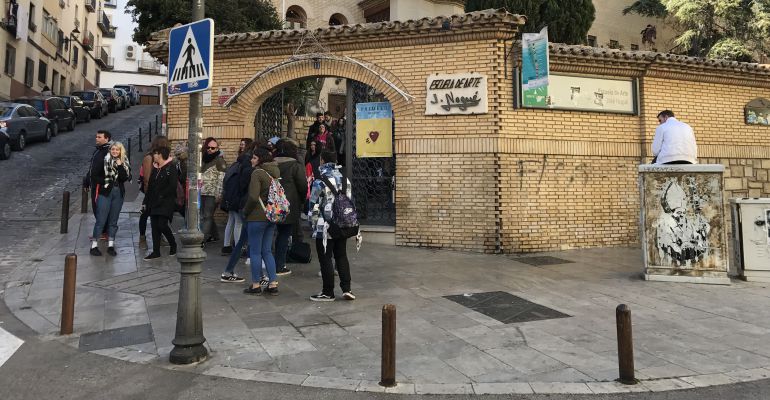 Un grupo de alumnos abandona la Escuela de Arte 'José Nogué' al finalizar las clases. Un grupo de alumnos abandona la Escuela de Arte 'José Nogué' al finalizar las clases.