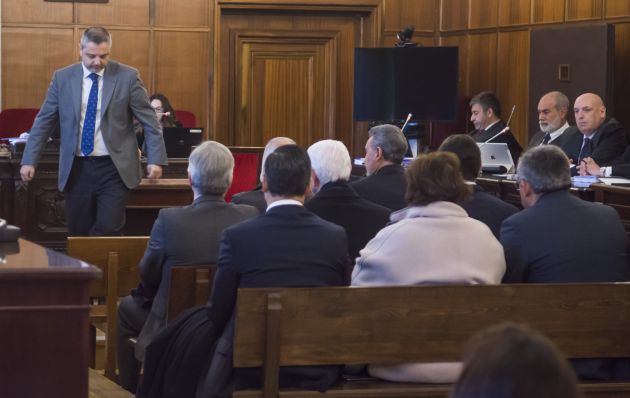 El ex director de Mercasevilla Fernando Mellet (i), en la sala del juzgado en Sevilla donde su abogado ha pedido la nulidad de las actuaciones El ex director de Mercasevilla Fernando Mellet (i), en la sala del juzgado en Sevilla donde su abogado ha pedido la nulidad de las actuaciones