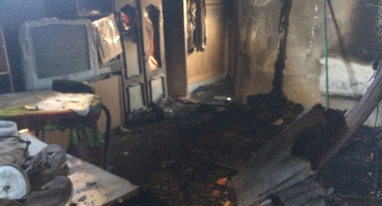 Así ha quedado la nave en la que vivía esta mujer, tras el incendio Así ha quedado la nave en la que vivía esta mujer, tras el incendio