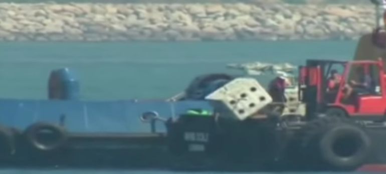 Un remolcador de GIbraltar lanza al mar, uno de los 70 bloques de hormigón Un remolcador de GIbraltar lanza al mar, uno de los 70 bloques de hormigón