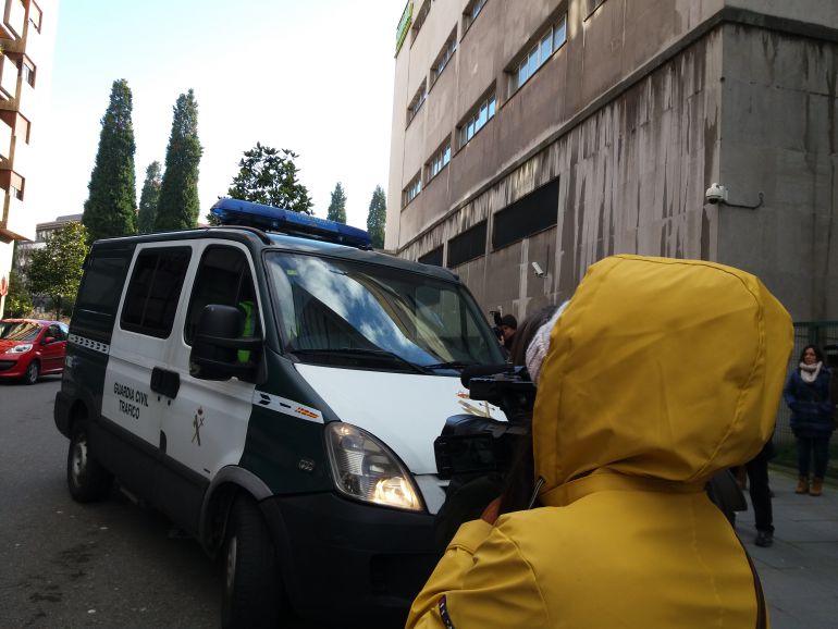 El furgón de la Guardia Civil en el que han sido trasladados los detenidos llega al Palacio de Justicia poco antes de las once de la mañana. El furgón de la Guardia Civil en el que han sido trasladados los detenidos llega al Palacio de Justicia poco antes de las once de la mañana.
