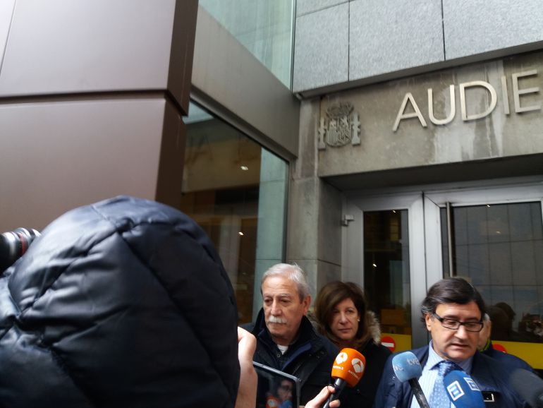 El ex secretario general de UGT-Asturias, Justo R. Braga y la ex secretaria de Comunicación del sindicato abandonan el Palacio de Justicia El ex secretario general de UGT-Asturias, Justo R. Braga y la ex secretaria de Comunicación del sindicato abandonan el Palacio de Justicia