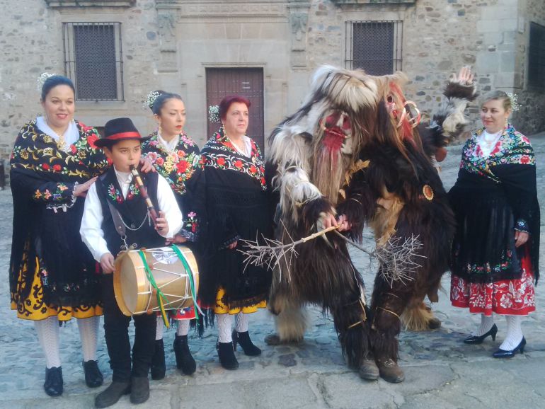 Las regaoras y el tamborilero escoltan a las Carantoñas en su presentación en Cáceres Las regaoras y el tamborilero escoltan a las Carantoñas en su presentación en Cáceres