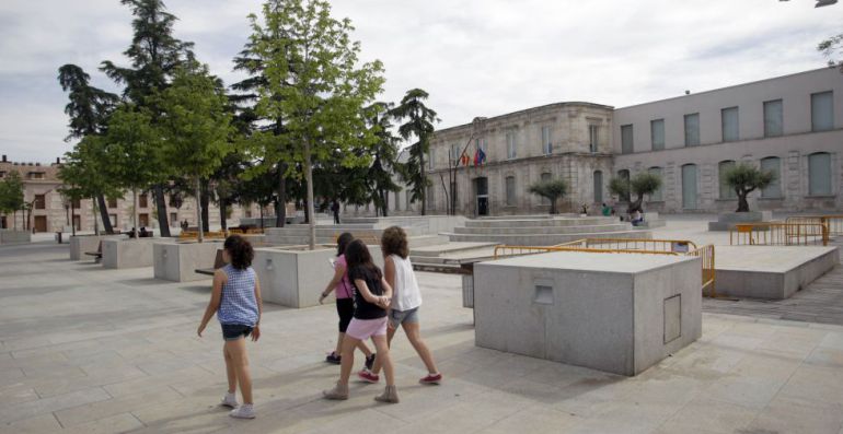 Jóvenes paseando por la Plaza de España de San Fernando de Henares Jóvenes paseando por la Plaza de España de San Fernando de Henares