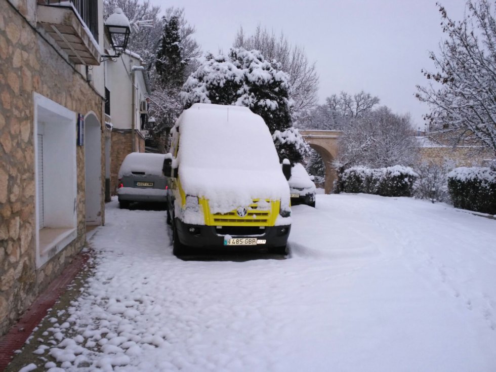 Coche cubierto de nieve en Nerpio (Albacete) Coche cubierto de nieve en Nerpio (Albacete)