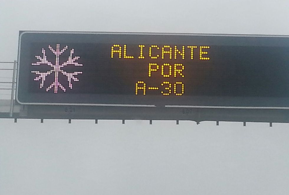 Indicación en la autovía A-31 a su paso por La Roda (Albacete). Desvían el tráfico a Alicante por la autopista A-30 por Murica, puesto que la A-30 está cortada de Albacete a Novelda Indicación en la autovía A-31 a su paso por La Roda (Albacete). Desvían el tráfico a Alicante por la autopista A-30 por Murica, puesto que la A-30 está cortada de Albacete a Novelda