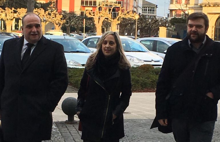 María Loureiro, a su llegada a los juzgados acompañada por su abogado y Álvaro Santos María Loureiro, a su llegada a los juzgados acompañada por su abogado y Álvaro Santos