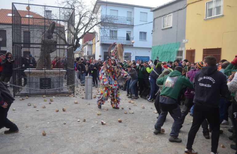 Jarramplas a su paso por la estatua que conmemora la fiesta en la población de Piornal en 2017 Jarramplas a su paso por la estatua que conmemora la fiesta en la población de Piornal en 2017
