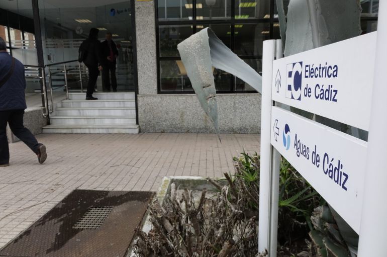 Entrada de la sede a las empresas municipales Eléctrica de Cádiz y Aguas de Cádiz Entrada de la sede a las empresas municipales Eléctrica de Cádiz y Aguas de Cádiz