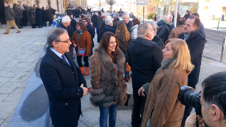La presidenta del Parlamento Vasco, Bakartxo Tejeria, habla a su llegada al cementerio de Polloe con Consuelo Ordoñez, presidenta de COVITE La presidenta del Parlamento Vasco, Bakartxo Tejeria, habla a su llegada al cementerio de Polloe con Consuelo Ordoñez, presidenta de COVITE