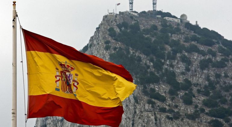 Una bandera española ondea frente al peñón de Gibraltar. Una bandera española ondea frente al peñón de Gibraltar.