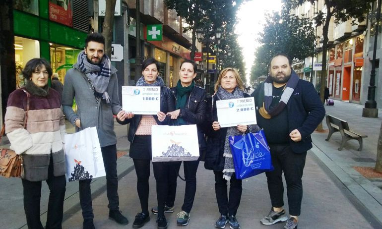 Ganadores de los cheques junto al presidente de la Asociación de comerciantes, Felipe Álvarez Ganadores de los cheques junto al presidente de la Asociación de comerciantes, Felipe Álvarez