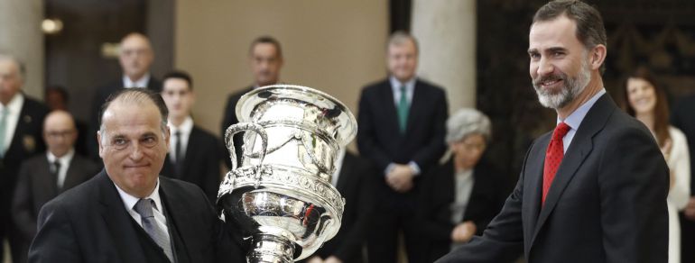 El rey Felipe VI entrega al presidente de LaLiga, Javier Tebas , la Copa Stadium, concedida este año a LaLiga4Sports El rey Felipe VI entrega al presidente de LaLiga, Javier Tebas , la Copa Stadium, concedida este año a LaLiga4Sports