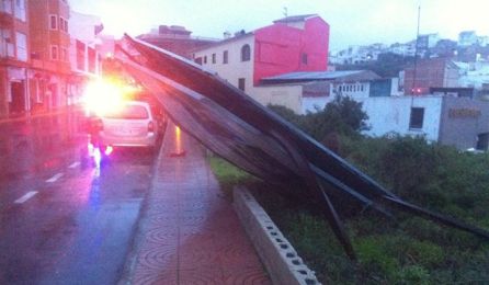 El viento consigue arrancar una valla publicitaria en El Poble Nou de Benitatxell. El viento consigue arrancar una valla publicitaria en El Poble Nou de Benitatxell.