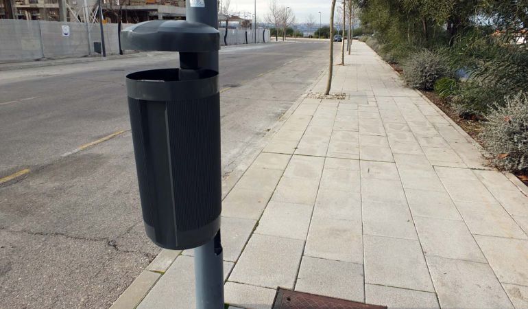Las nuevas papeleras de polietileno con tapa se repartirán por todo el municipio sujetas a farolas para facilitar la limpieza viaria Las nuevas papeleras de polietileno con tapa se repartirán por todo el municipio sujetas a farolas para facilitar la limpieza viaria