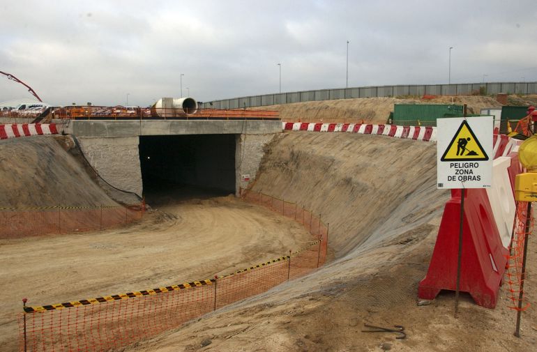 Las obras del tren comenzaron en 2008 con una inversión de 140 millones de euros, pero llevan paralizadas desde el 2010 Las obras del tren comenzaron en 2008 con una inversión de 140 millones de euros, pero llevan paralizadas desde el 2010