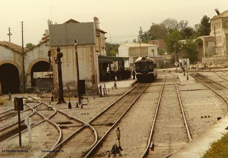 La estación de tren de Baza (Granada) en la primera mitad del siglo XX La estación de tren de Baza (Granada) en la primera mitad del siglo XX