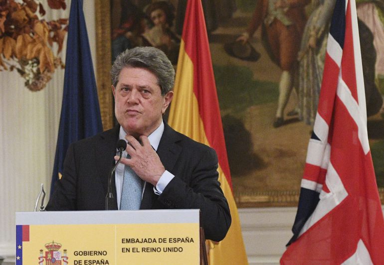 Federico Trillo durante la rueda de prensa en la que anunció que deja su cargo de embajador en el Reino Unido en la sede de dicha embajada en Londres tras asumir el ministerio de Defensa el informe del Consejo de Estado sobre sus responsabilidades en el accidente del Yak-42 cuando ocupaba como ministro esa cartera Federico Trillo durante la rueda de prensa en la que anunció que deja su cargo de embajador en el Reino Unido en la sede de dicha embajada en Londres tras asumir el ministerio de Defensa el informe del Consejo de Estado sobre sus responsabilidades en el accidente del Yak-42 cuando ocupaba como ministro esa cartera