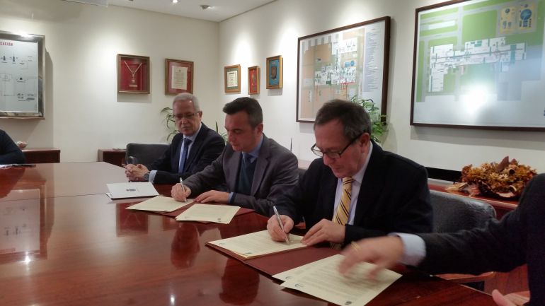 Acerinox y UCA firman el convenio Acerinox y UCA firman el convenio