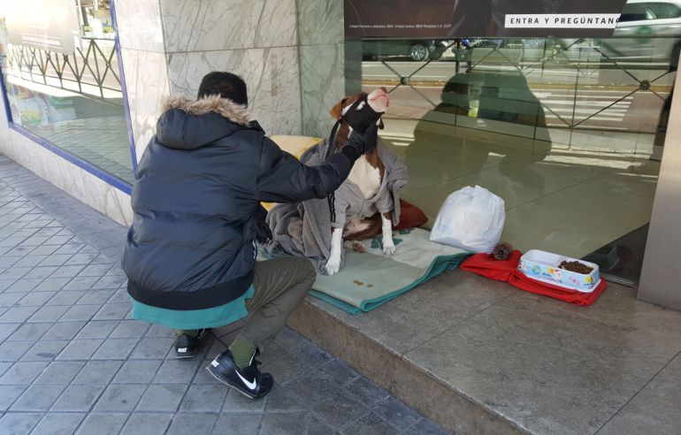Esta es la "casa" de Esteban, en el pequeño soportal de una sucursal bancaria en la calle Manuel de Góngora de Granada Esta es la "casa" de Esteban, en el pequeño soportal de una sucursal bancaria en la calle Manuel de Góngora de Granada