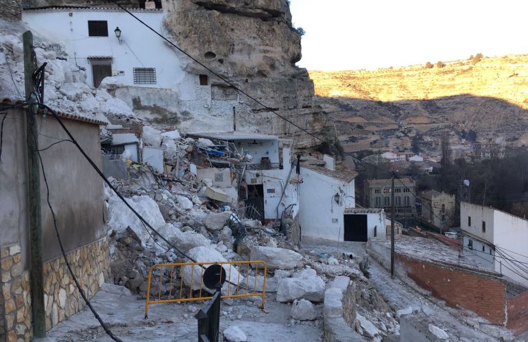 Un mes después del derrumbe en Alcalá del Júcar, la zona sigue con la presencia de los escombros Un mes después del derrumbe en Alcalá del Júcar, la zona sigue con la presencia de los escombros